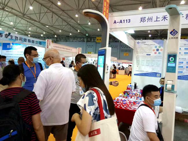 V20智能健康体检一体机展会现场